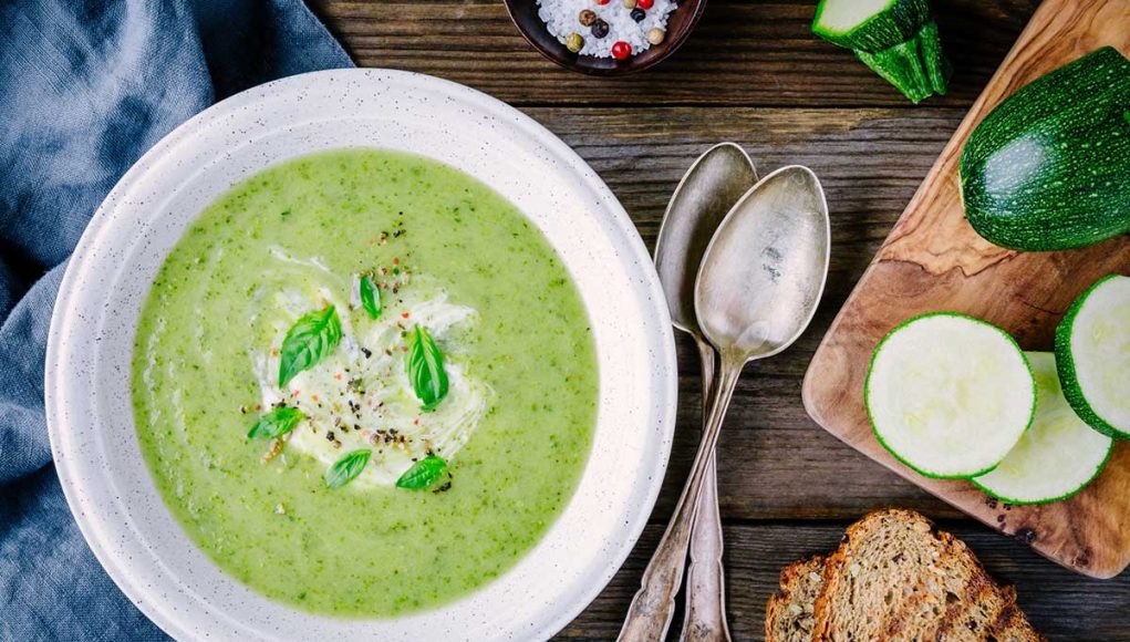 Velouté de courgettes à la feta et à la menthe